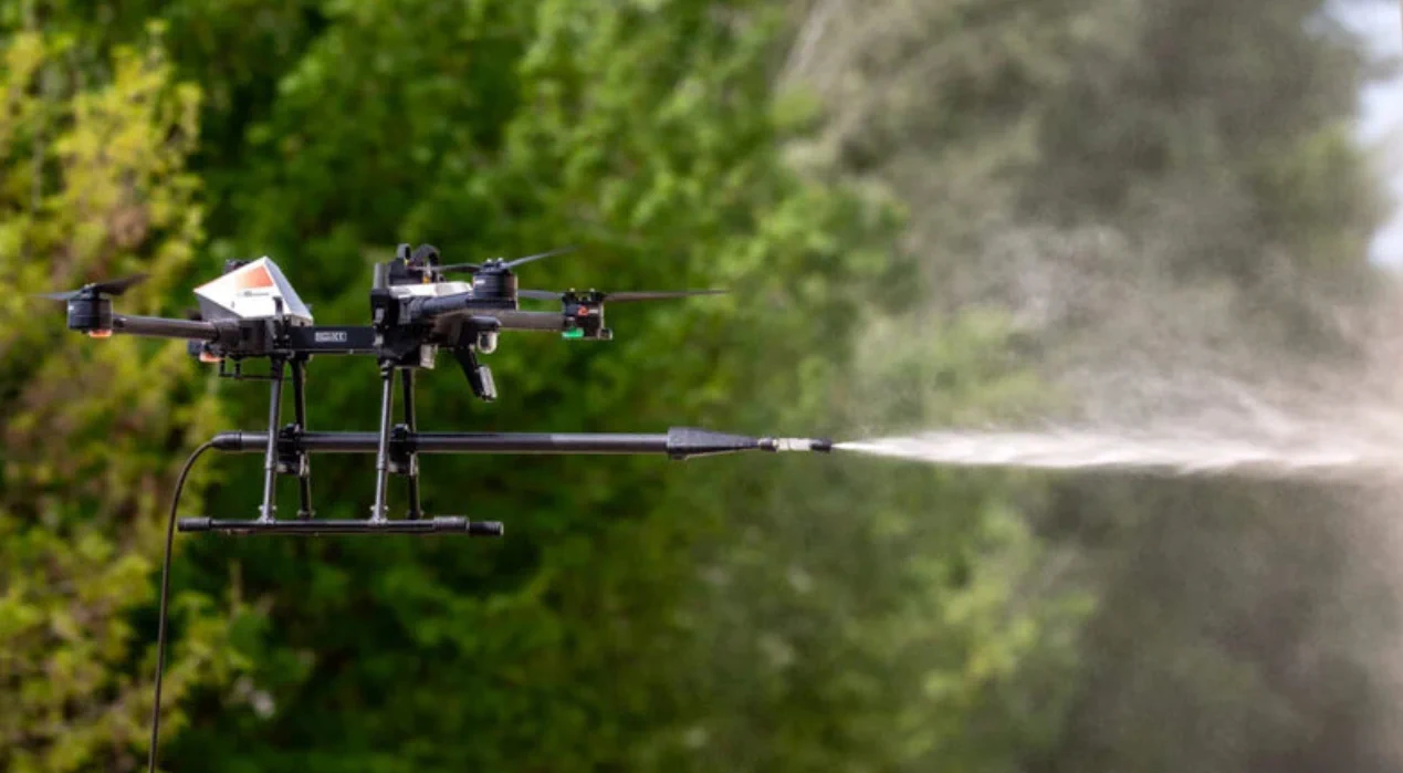Dron en operación con agua a presión